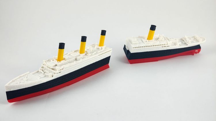 RMS Titanic 345 łamany + RMS Carpathia 220 - metalowe wstawki