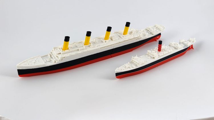 RMS Titanic 345 łamany + RMS Carpathia 220 - metalowe wstawki
