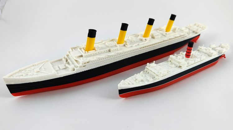 Zestaw - RMS Titanic 345 + RMS Carpathia 220 - metalowe wstawki